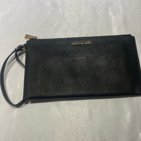 Michael’s Kors black saffiano wristlet - Picture 1 of 13